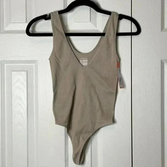 Colsie Women's Seamless Ribbed Bodysuit - Picture 4 of 10